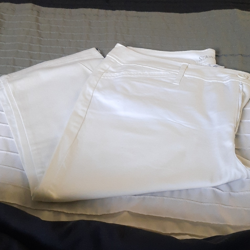 St. John's Bay White Capris